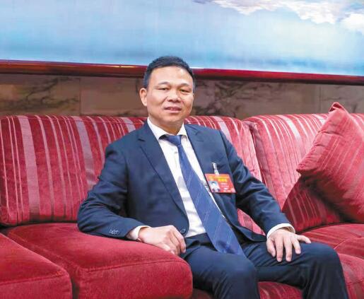 強(qiáng)電網(wǎng)優(yōu)服務(wù) 推動(dòng)城鄉(xiāng)一體化發(fā)展——訪全國(guó)人大代表、奧克斯集團(tuán)有限公司董事長(zhǎng)鄭堅(jiān)江