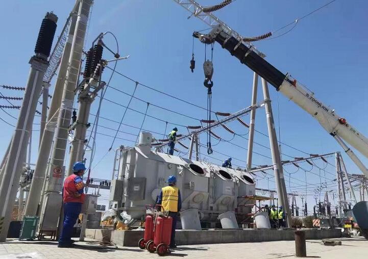 吊罩成功！主變大修工程為“綠色電”保駕護(hù)航