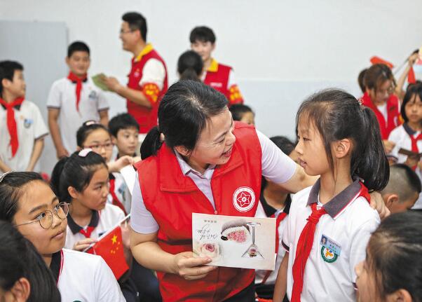 浙江永嘉縣紅十三愛心社25年，幫助4630名貧困學(xué)生