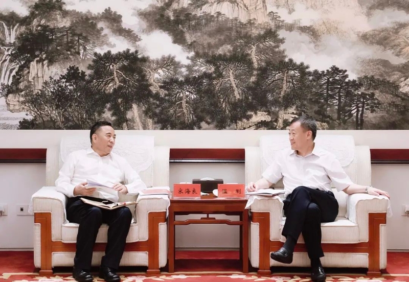 宋海良孫洪水與中國(guó)融通集團(tuán)董事長(zhǎng)溫剛、總經(jīng)理馬正武座談