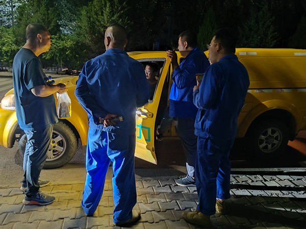 烏海市千里山供電公司千鋼供電所黑夜中的孤勇者，背抵黑暗守護光明