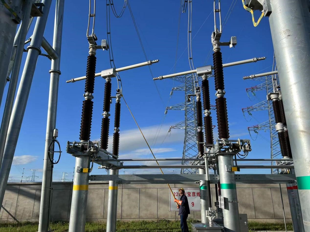 錫林郭勒超高壓供電公司圓滿完成塔寶I、II線間隔啟動(dòng)工作