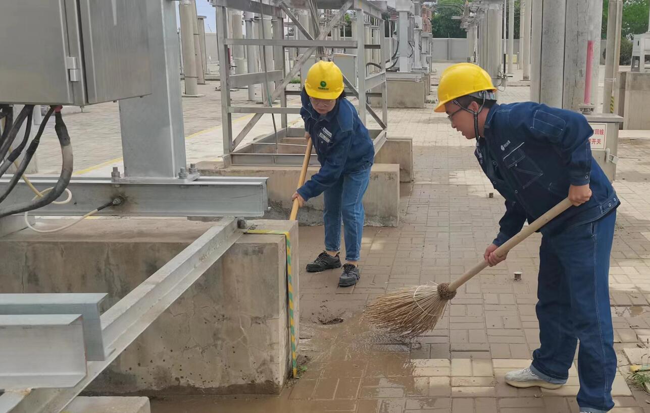 戈壁有雨，阿電人全力出擊保供電