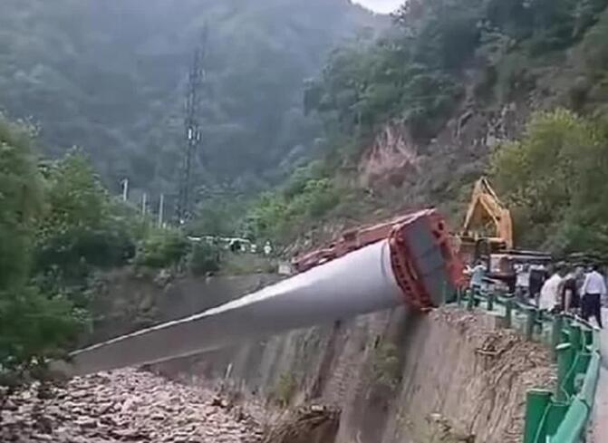 陜西寶雞隴縣：80米風電扇葉運輸車歪倒，正救援