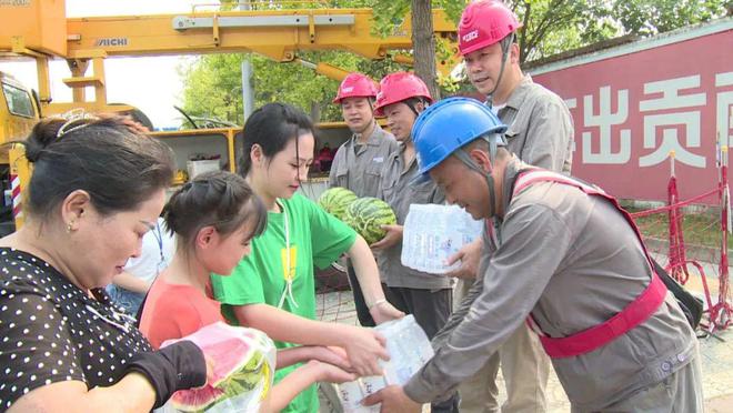 四川什邡：電力工人高溫保電忙，社區(qū)群眾熱情慰問表感謝