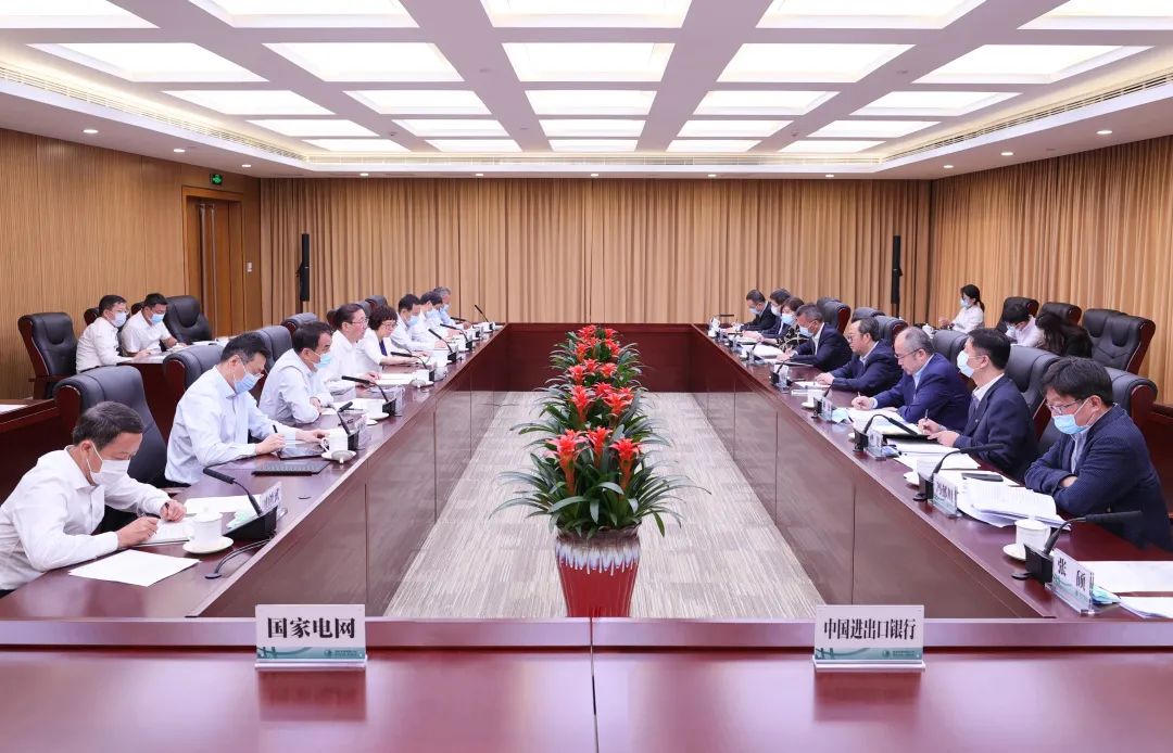 國(guó)家電網(wǎng)公司董事長(zhǎng)、黨組書記辛保安與進(jìn)出口銀行董事長(zhǎng)吳富林會(huì)談