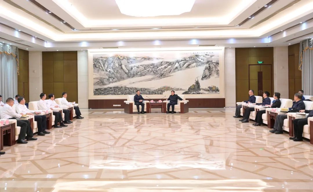 國(guó)家電網(wǎng)公司董事長(zhǎng)、黨組書辛保安與四川省委書記王曉暉會(huì)談