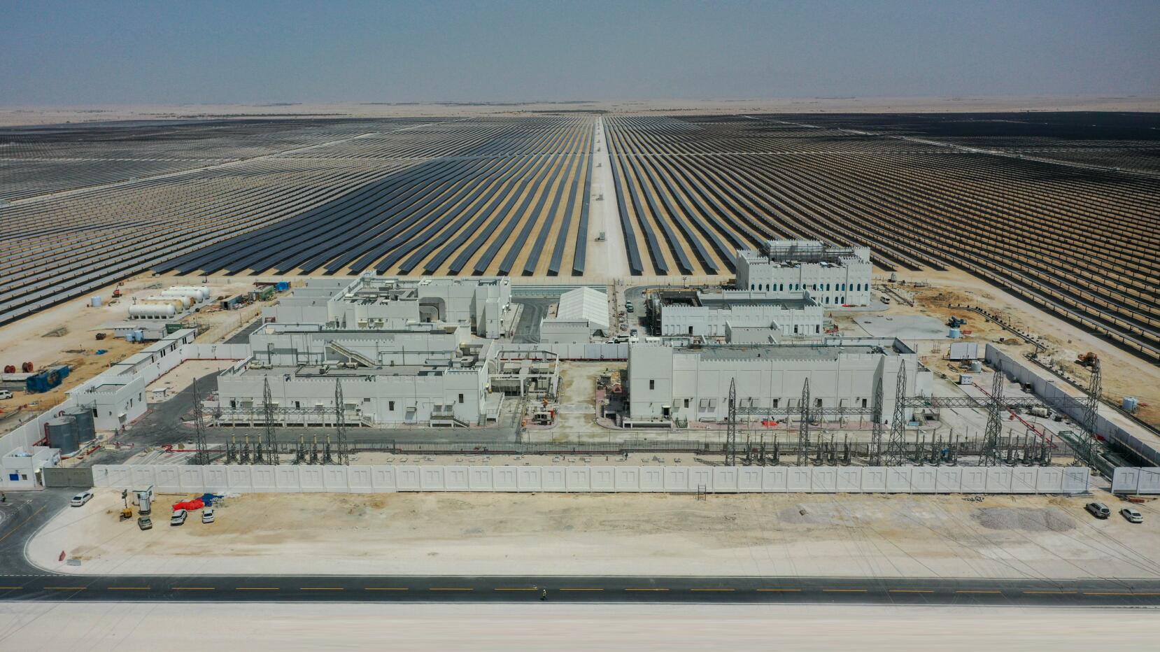 中國電建承建的卡塔爾最大光伏電站建成投產(chǎn)