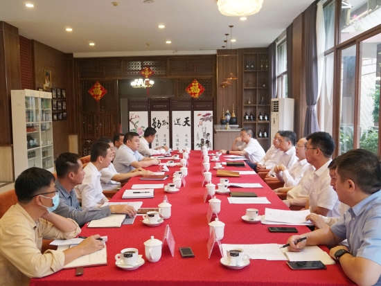 中國(guó)電建黨委常委、副總經(jīng)理徐鵬程與海南萬寧市委書記蓋文啟、市長(zhǎng)王三防座談