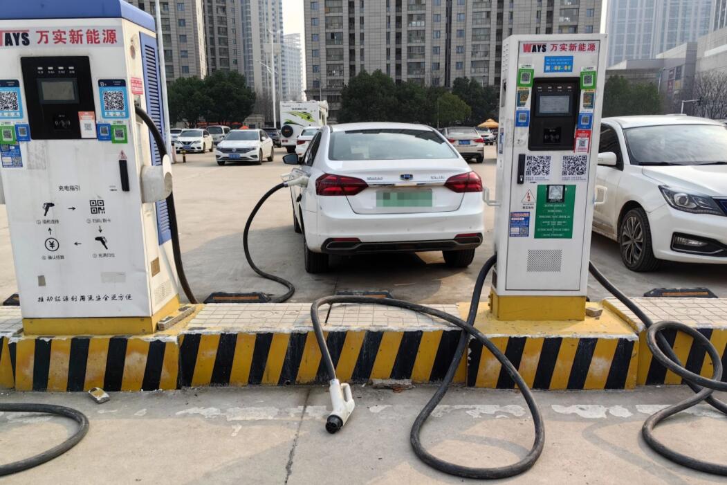 新能源車充電槍被扔積水中，對(duì)“城市家電”需多加愛護(hù)