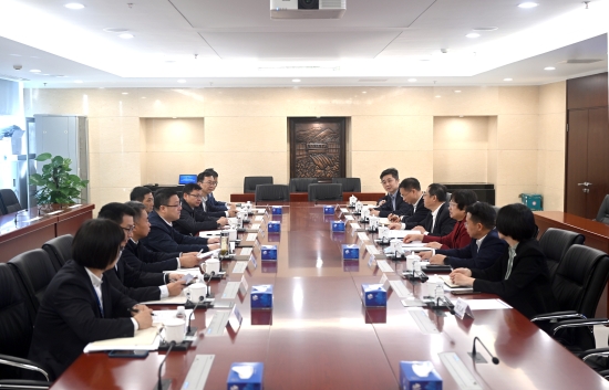 中國電建黨委常委、副總經(jīng)理王小軍與中國華電集團(tuán)黨組成員、副總經(jīng)理李旭紅會(huì)談