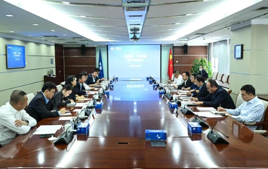 中國電建黨委常委、副總經(jīng)理劉源與中國建材股份副總裁王兵舉行會談