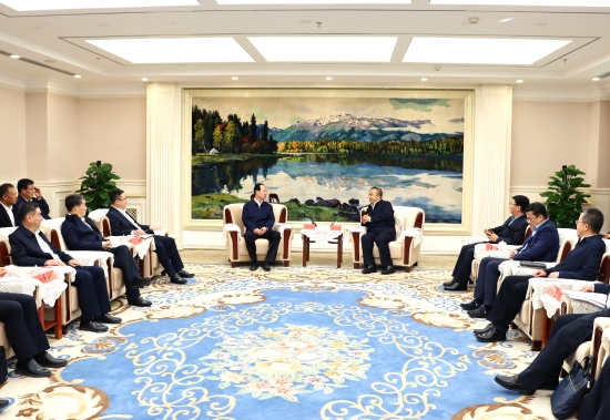 中國(guó)電建黨委書記、董事長(zhǎng)丁焰章與新疆維吾爾自治區(qū)政府主席艾爾肯·吐尼亞孜會(huì)談