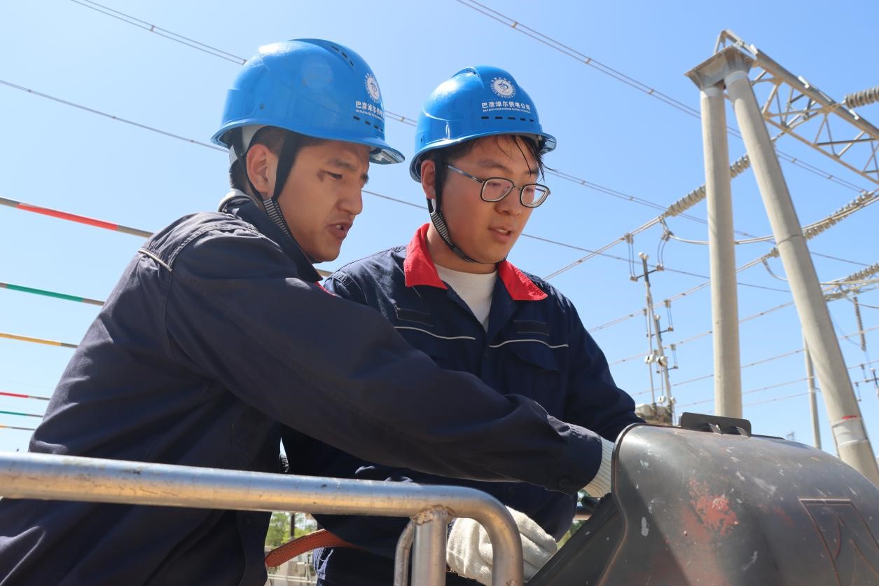 巴彥淖爾供電公司積極開展“傳幫帶”，老帶新傳接電力新時代