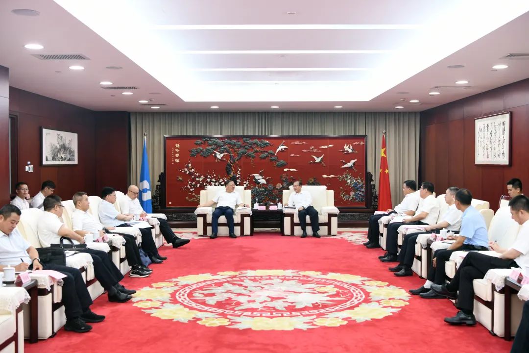 江毅與廣西壯族自治區(qū)人民政府黨組成員、國(guó)資委黨委書(shū)記秦如培舉行會(huì)談