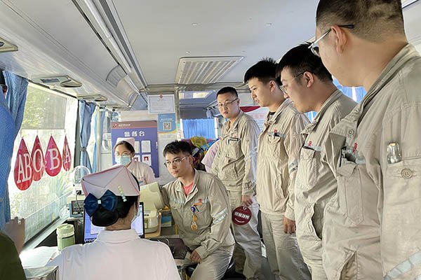 臨汾熱電公司組織“熱血與大愛同流，真情與奉獻(xiàn)同行”無(wú)償獻(xiàn)血活動(dòng)