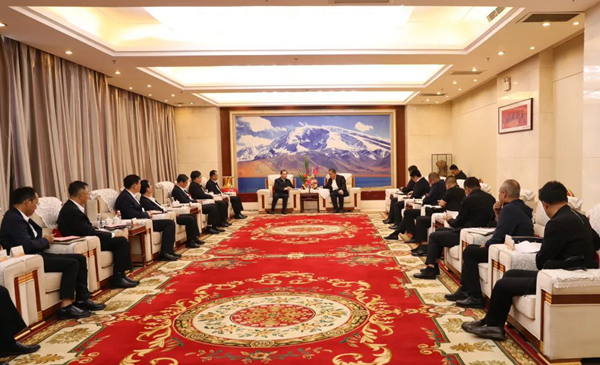 華電集團黨組書記、董事長江毅與喀什地委副書記、行署專員艾尼瓦爾·吐爾遜舉行會談