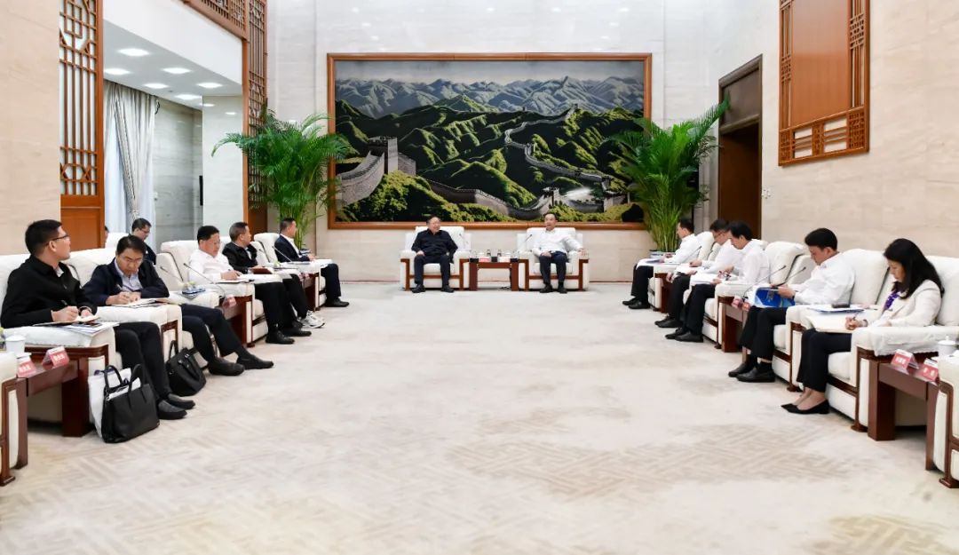 大唐集團(tuán)有限公司黨組書(shū)記、董事長(zhǎng)鄒磊與廣西壯族自治區(qū)國(guó)資委黨委書(shū)記秦如培會(huì)談