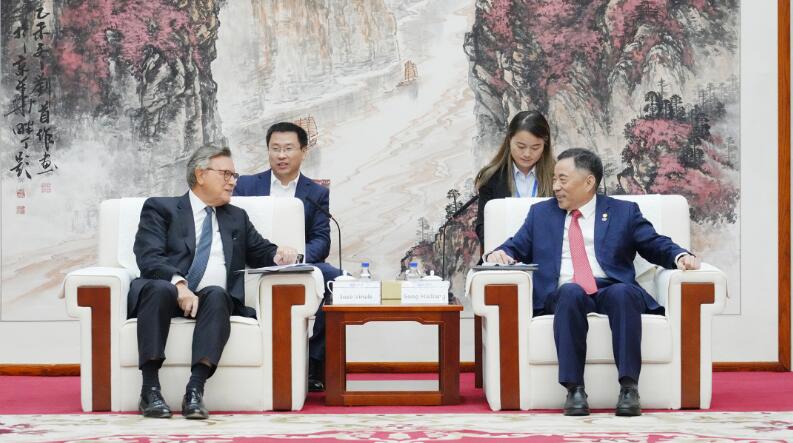 中國能建黨委書記、董事長宋海良與渣打集團(tuán)主席韋浩思會談