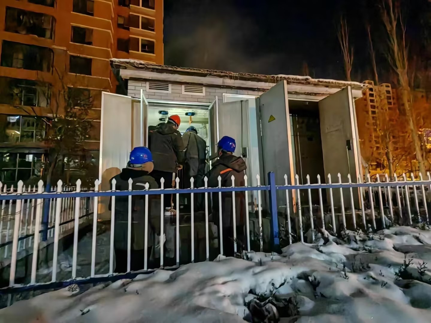 風(fēng)雪來襲入冬寒，電力搶修送溫暖