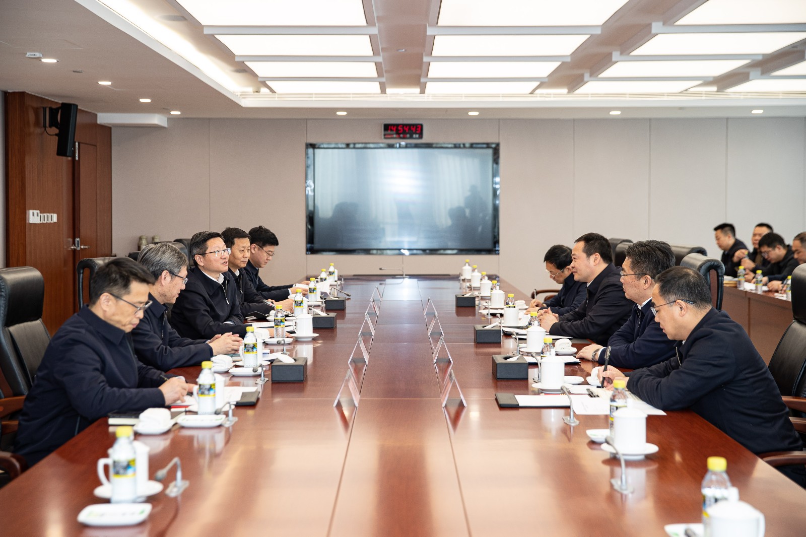 國家能源集團(tuán)公司總經(jīng)理、黨組副書記余兵會(huì)見上饒市委書記陳云