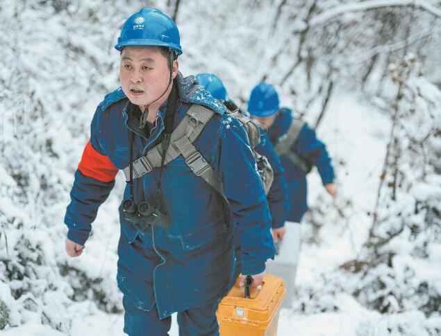 【國(guó)網(wǎng)楷?！恐芗t亮：巡行秦嶺深處 守護(hù)線路安全
