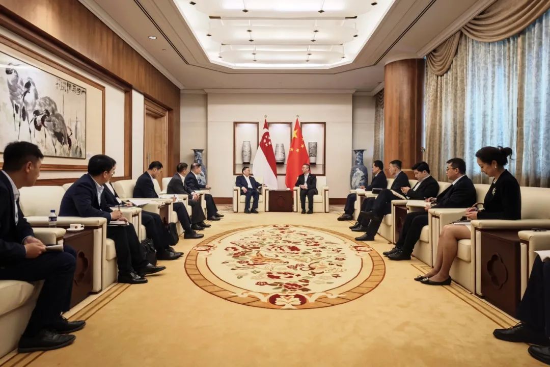 中國能建黨委書記、董事長宋海良與中國駐新加坡大使館臨時(shí)代辦朱憬會(huì)談