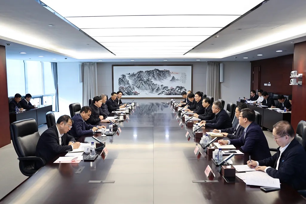 華電集團(tuán)董事長(zhǎng)江毅、總經(jīng)理葉向東與國(guó)家電網(wǎng)董事長(zhǎng)、黨組書(shū)記張智剛會(huì)談