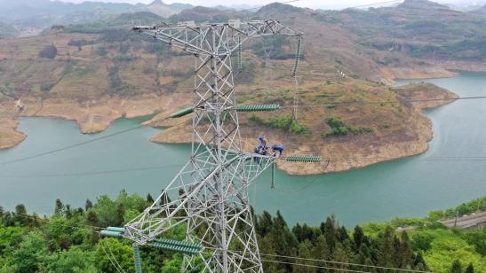 貴州興義供電局高空之上，用責(zé)任守護(hù)安全送去光明
