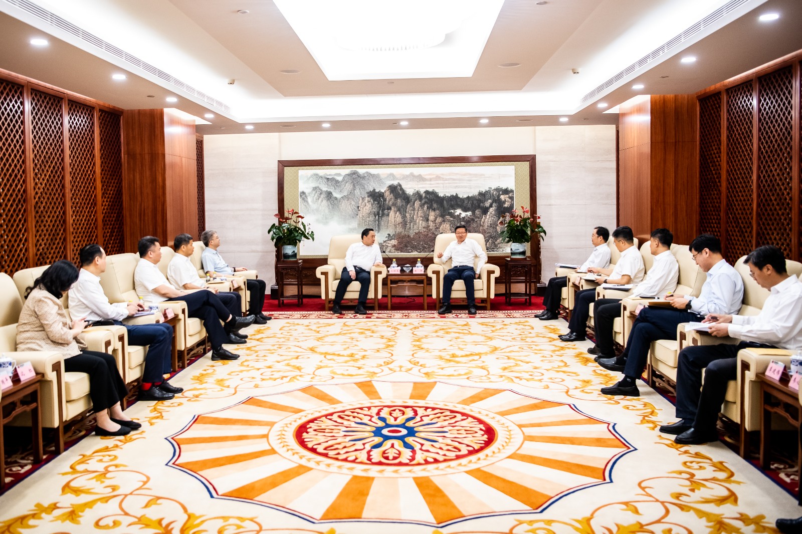 國家能源集團公司總經(jīng)理、黨組副書記余兵會見鎮(zhèn)江市委書記馬明龍一行