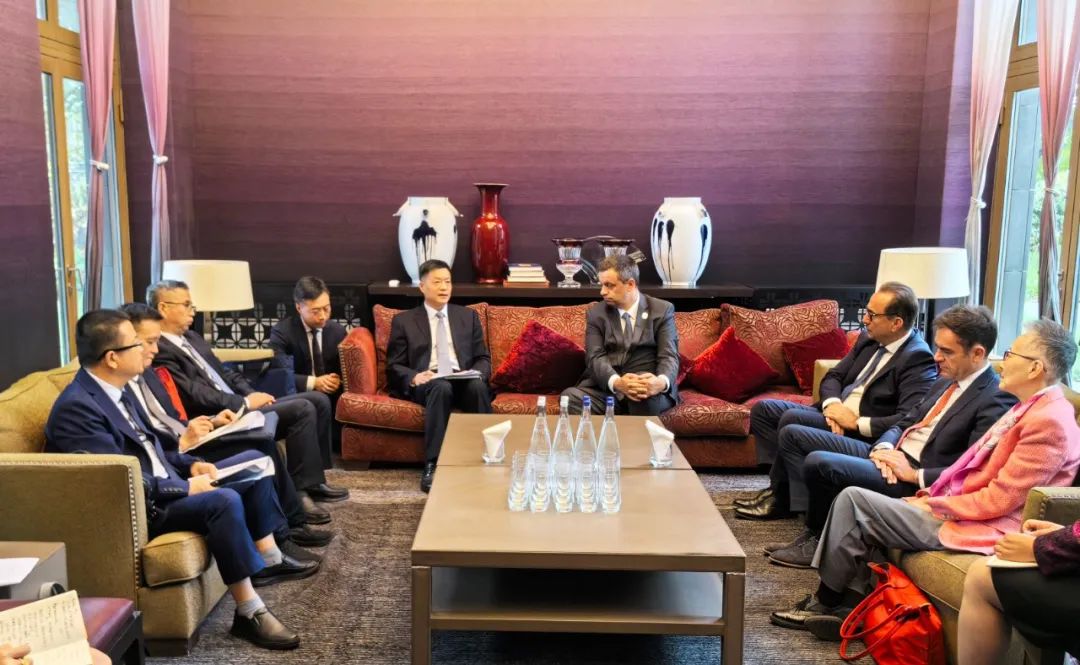 東方電氣集團黨組書記、董事長俞培根與法國電力集團董事長兼首席執(zhí)行官呂克·雷蒙會談