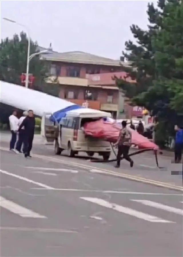 黑龍江一面包車被風電機葉片刺穿，知情人：車上載有7人