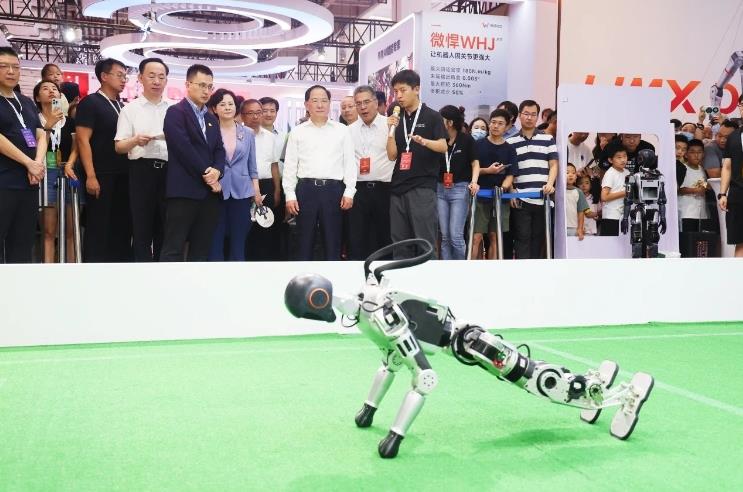 工信部黨組書記、部長(zhǎng)金壯龍參觀調(diào)研2024世界機(jī)器人大會(huì)