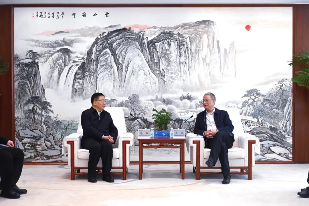 中國電建黨委副書記、總經(jīng)理王斌與內(nèi)蒙古自治區(qū)黨委常委、呼和浩特市委書記包鋼會談