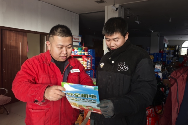 內(nèi)蒙古電力集團(tuán)烏海千里山供電公司蒙電愛(ài)心光明行，用電無(wú)憂進(jìn)社區(qū)