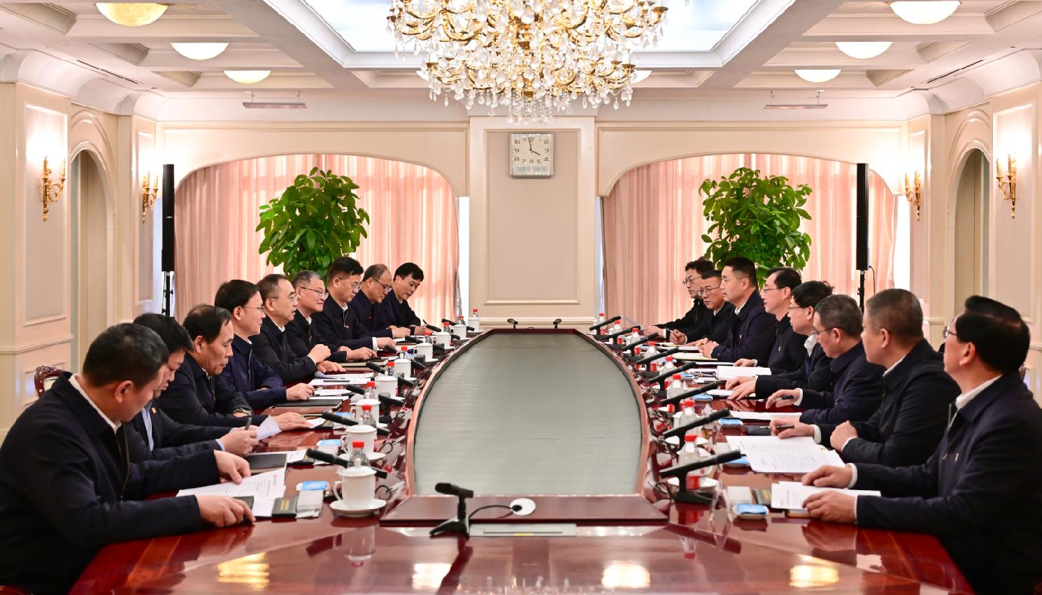大唐集團(tuán)董事長(zhǎng)鄒磊、總經(jīng)理張傳江與中國(guó)安能董事長(zhǎng)陳奕輝、總經(jīng)理周慶豐會(huì)談
