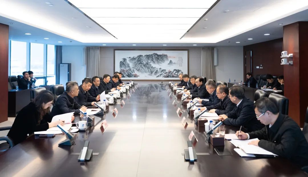 華電集團(tuán)董事長江毅、總經(jīng)理葉向東與哈電集團(tuán)董事長曹志安、總經(jīng)理黃偉舉行會談
