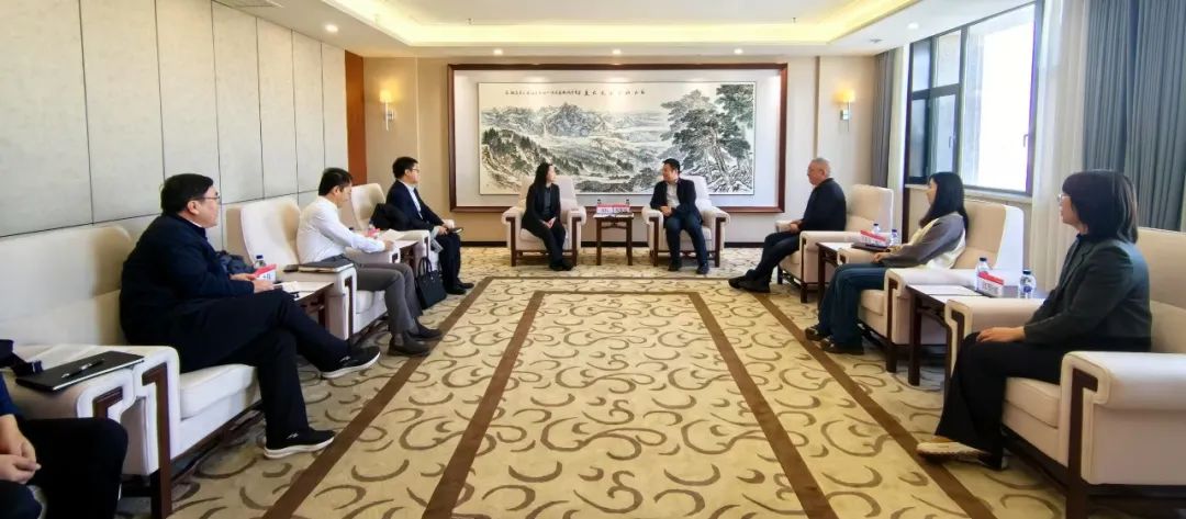中國(guó)農(nóng)業(yè)銀行吉林省分行黨委委員、副行長(zhǎng)兼長(zhǎng)春分行黨委書(shū)記、行長(zhǎng)曹紅一行拜訪華電吉林公司